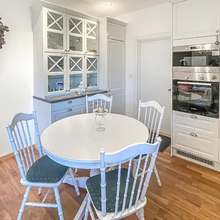 1 Bedroom In דירה